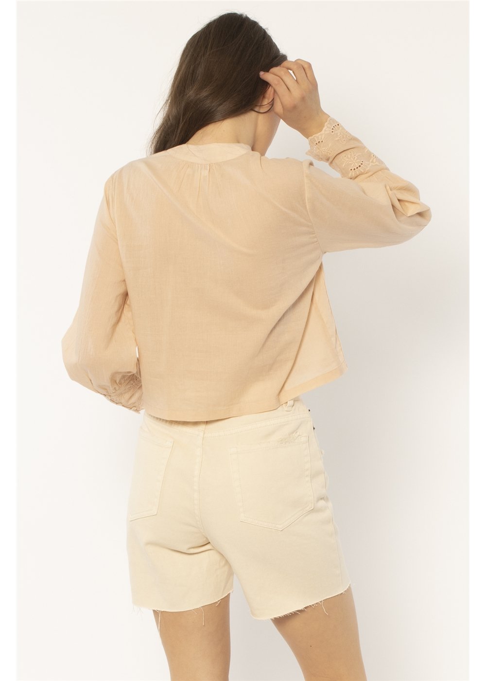 Amuse Society Women's almond cream cliff house long sleeve woven top. Rear View.